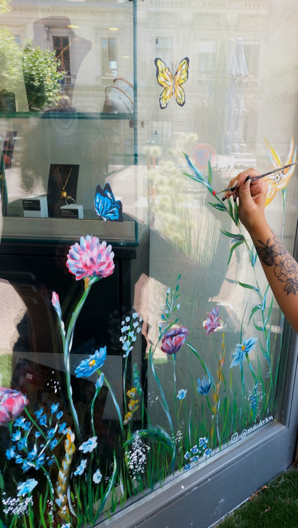 Vitrine artistique de la boutique J&eacute;r&ocirc;me T.
